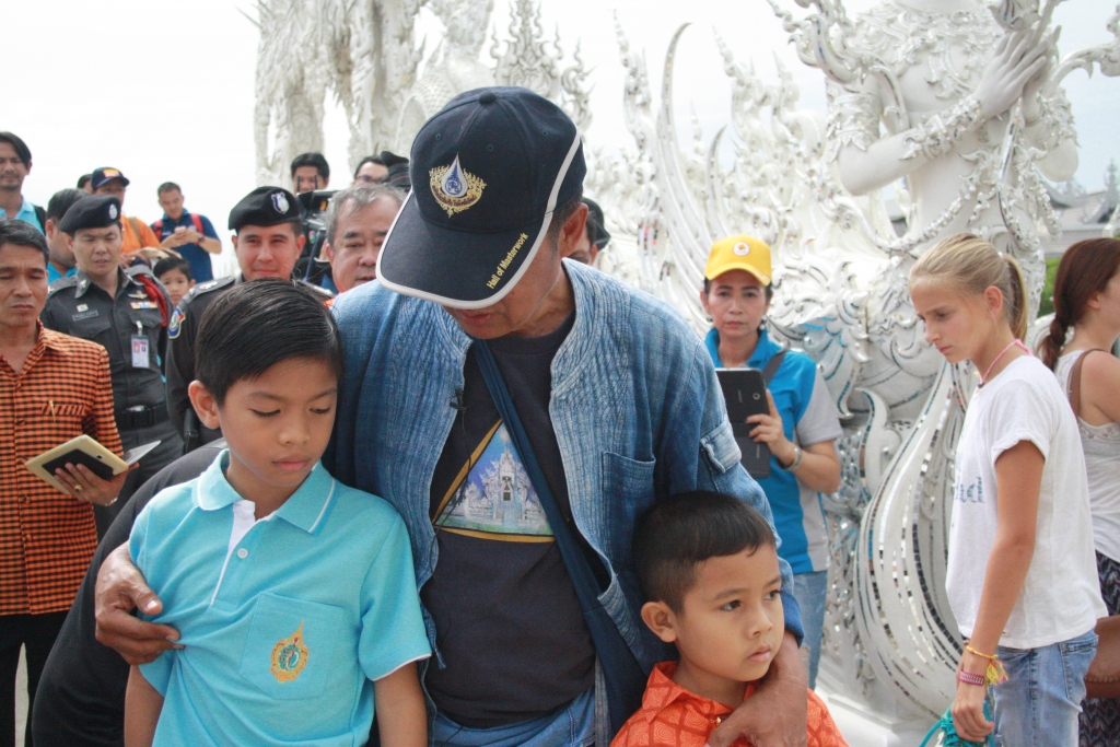 Chalermchai Kositpipat artista promotor del Templo Blanco de Wat Rong Khun 