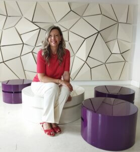 Silvia Mazzoli, emprendedora y especialista en marketing y emprendimiento, sentada